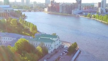 Dolly zoom. Rusya, Ekaterinburg - 7 Haziran 2018: merkez gölet seti. Gökdelenlere ve yeni binalara uçuş. Video