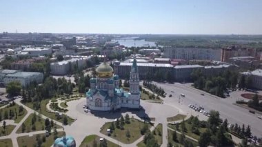 Kutsal Bakire Meryem 'in Varsayımının Katedrali, şehrin panoramik manzarası. Omsk, Rusya. 4K