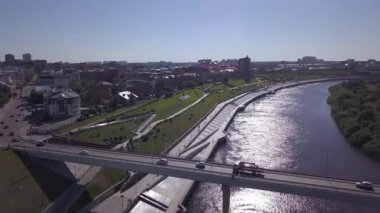 Tyumen şehri, Tura Nehri Embankment 'ı, Chelyuskintsev Otomobil Köprüsü. Rusya, Rusça metin - 432 TYUMEN. 4K