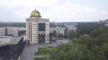 Novosibirsk Devlet Üniversitesi 'nin yeni ana binası. Novosibirsk, Rusya. Akademgorodok. 4K