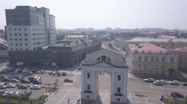 Rusya, Irkutsk. Moskova Kapısı. Angara Nehri 'nin kenarındaki toprak parçası. 4K