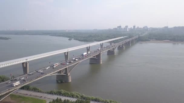 Metro Köprüsü ve Comal Köprüsü. Novosibirsk şehrinin panoraması. Ob nehrinin manzarası. - Rusya. 4K — Stok video