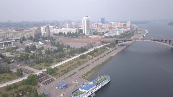 Gemeenschappelijke brug. Theaterplein. Inschrijving en klok - Krasnojarsk 2019. Panorama van de stad Krasnojarsk. Rusland. 4K — Stockvideo