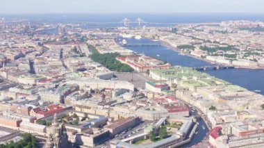 Dolly zoom. St. Petersburg şehir merkezinin açık güneşli havasında panoramik hava manzarası, Rusya