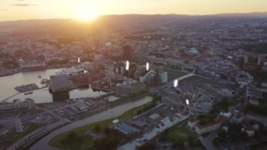 Oslo, Norveç. Oslo Opera Binası. Opera Oslo. Kasabayı gören bir manzara. Gün batımı. 4K