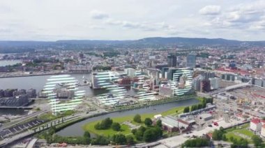 Oslo, Norveç. Şehir merkezi havadan izleniyor. Oslo Fjord seti. Oslo Opera Binası. 4K