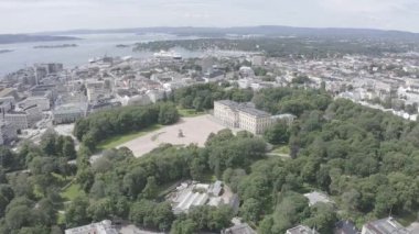 Oslo, Norveç. Kraliyet Sarayı. Slottsplassen. Saray parkı. 4K