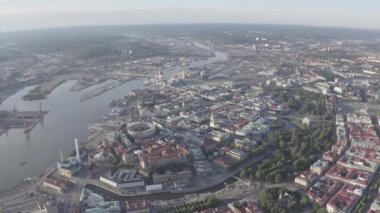 Göteborg, İsveç. Şehrin panoraması ve Goeta Elv nehri. Şehrin tarihsel merkezi. Gün batımı. 4K