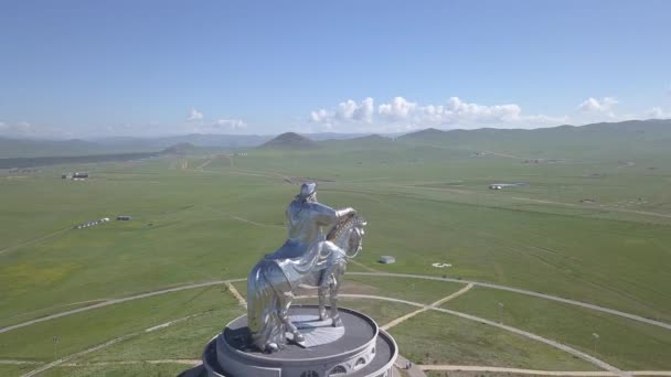 Paardenstandbeeld van Genghis Khan bij zonnig weer. Mongolië, Ulaanbaatar. 4K — Stockvideo