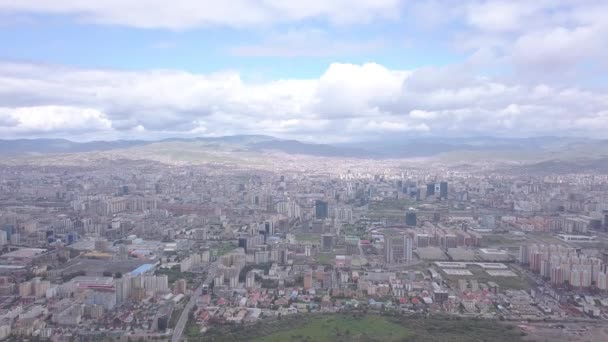 Mongoliet, Ulaanbaatar Panorama av staden från en fågel s-eye vy i molnigt väder. 4K — Stockvideo