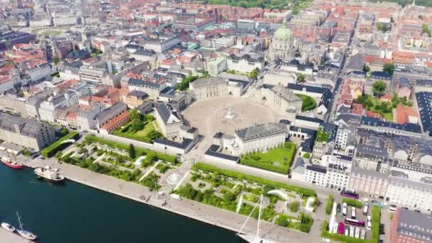 Kopenhag, Danimarka. Amalienborg. Rococo tarzında 13. yüzyılın saray kompleksi. 4K — Stok video