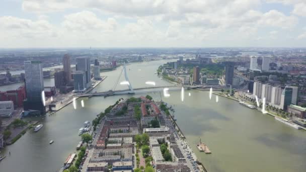 Rotterdam, Alankomaat. Norderayland Island (North Island) ja Erasmus Bridge (Erasmusbrug) Nieuwe Maas joen yllä. 4K — kuvapankkivideo