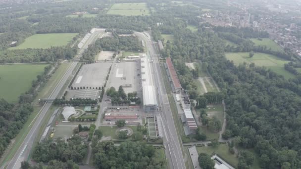 Monza, Olaszország. Autodromo Nazionale Monza egy versenypálya közel a város Monza Olaszországban, Milánó északi részén. A Forma-1 Nagydíj helyszíne. A levegőből. 4K — Stock videók