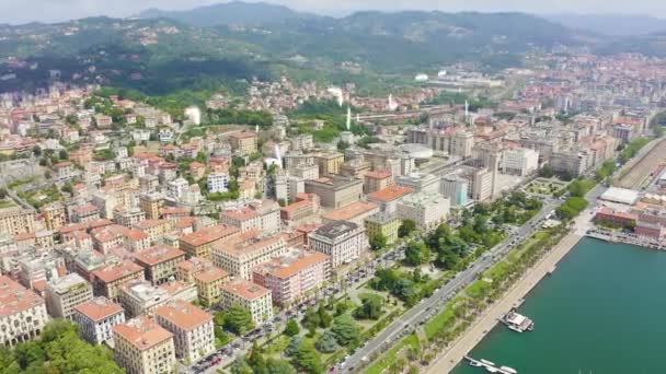 La Spezia, İtalya. Sahil boyunca uçuş, Viale Italia caddesi. Yukarıdan bak. 4K — Stok video