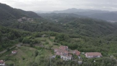 İtalya. Orman, dağlarla ve villalarla kaplıydı. Liguria Bölgesi 'ndeki Pignone bölgesi, La Spezia ili' ne bağlı. 4K