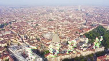 Torino, İtalya. Şehrin üzerinde uçuş. Köstebek Antonelliana. 121 metre yüksekliğinde kubbesi ve kubbesi olan bir 19. yüzyıl binası. 4K