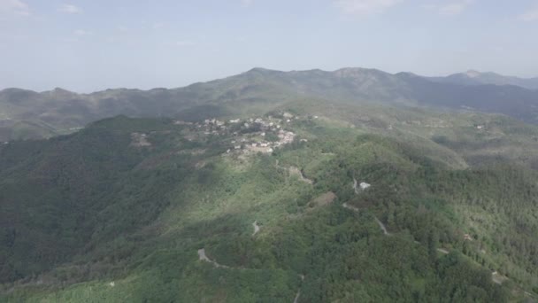 Mattarana, Italia. Provincia de La Spezia. Montaña paisaje arbolado. Vista desde arriba. 4K — Vídeo de stock