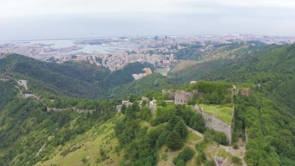 Zoom Dolly. Genova, Italia. Forte Sperone è un punto chiave delle fortificazioni genovesi ottocentesche e si trova in cima alla Mura Nuove. Veduta di Genova — Video Stock