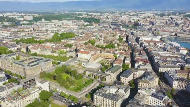 Dolly zoom. Genf, Schweiz. In den Morgenstunden über die Innenstadt fliegen — Stockvideo