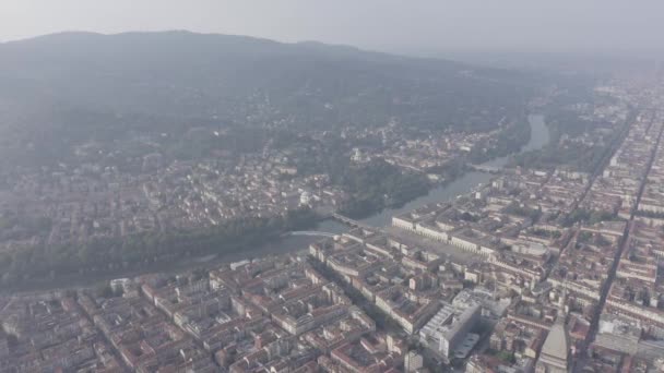 Torino, İtalya. Şehrin üzerinde uçuş. Tarihi merkez, üst görünüm. 4K — Stok video