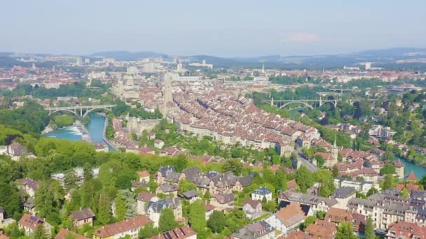 Dolly zoom. Berna, Suiza. Centro histórico de la ciudad, vista general, río Aare — Vídeo de stock
