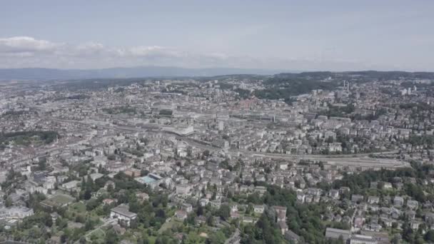 Lausana, Suiza. Vuelo sobre la parte central de la ciudad. La costa del lago de Ginebra. 4K — Vídeos de Stock