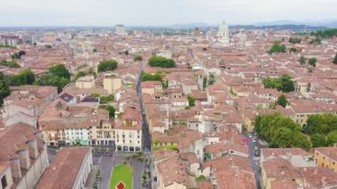 Dolly zoom. Brescia, İtalya. Arnaldo Meydanı. Bulutlu havada şehrin üzerinde uçmak