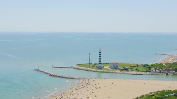 Dolly zoom. Itália, Jesolo. Light House Faro di Piave Vecchia. Lido di Jesolo, é a área de praia da cidade de Jesolo, na província de Veneza — Vídeo de Stock