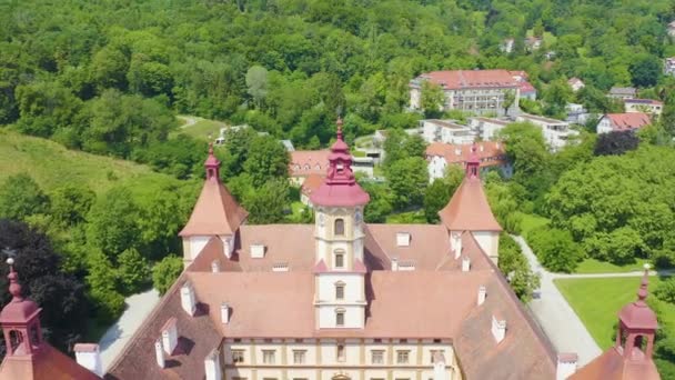 Dolly zoomen. Graz, Oostenrijk. Paleis Eggenberg (Schloss Eggenberg) - de grootste aristocratische residentie in Stiermarken staat op de Werelderfgoedlijst. De bouw werd voltooid in 1646. — Stockvideo
