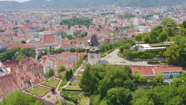 Dolly zoomen. Graz, Oostenrijk. De klokkentoren in Graz. Het historische centrum luchtfoto uitzicht. Berg Schlossberg (Kasteelheuvel)) — Stockvideo