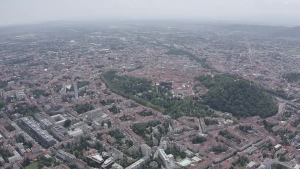 Graz, Austria. El centro histórico de la ciudad vista aérea. Monte Schlossberg (colina del castillo). 4K — Vídeos de Stock