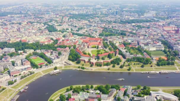 Zoom sur Dolly. Cracovie, Pologne. Le château de Wawel. Navires sur la Vistule. Vue du centre historique — Video