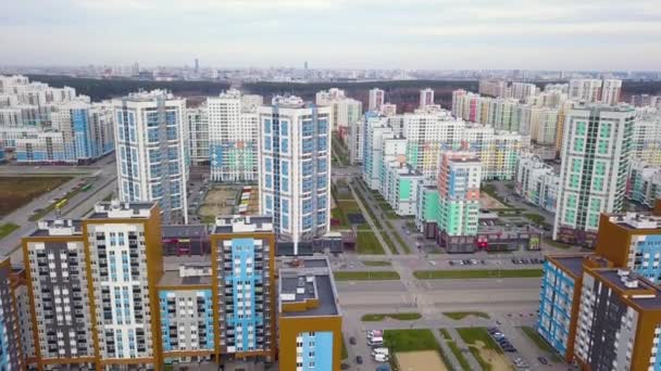 Ekaterinburg, Ryssland. Ny gata med bostadshus. Nybyggnation - Akademicheskiy (Akademisk). 4K — Stockvideo