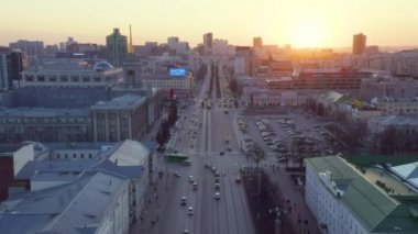 Yekaterinburg, Rusya - 23 Mart 2020: Şehir merkezi arka planda. Şehir yönetimi (City Hall), Central Square. Baharın başında. Gün batımı zamanı. Video kaydı. UltraHD (4K)