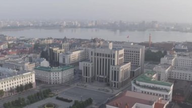Kazan, Rusya. Sabahın erken saatlerinde Tataristan Cumhuriyeti Bakanlar Kurulu binasının hava görüntüsü. 4K