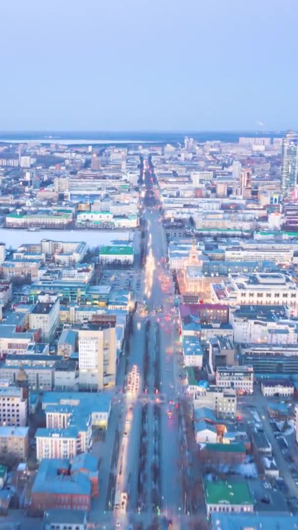 Huvudgatan i Jekaterinburg är Leningatan. Square 1905, stadsförvaltningen och Plotinka. Stadsljusen är tända. Ryssland — Stockvideo