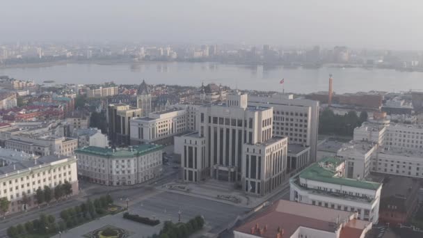 Kazán, Rusia. Vista aérea del edificio del Gabinete de Ministros de la República de Tartaristán por la mañana temprano. 4K — Vídeo de stock