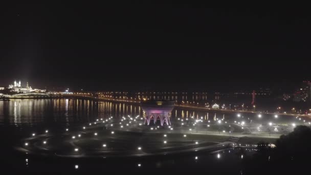 Kazan, Ryssland. Flygfoto över Kazan Family Center (Bröllopspalatset) och Kreml. Nattetid. 4K — Stockvideo