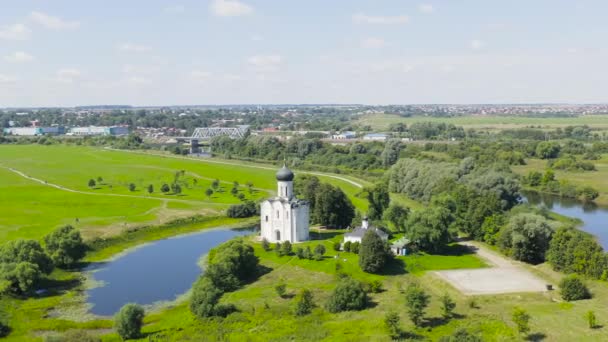 Russia, Bogolyubovo. Aerial view of Church of the Intercession on the Nerl. Orthodox church and a symbol of medieval Russia. 4K — Stock Footage Russia, Bogolyubovo. Aerial view of Church of the Intercession on the Nerl. Orthodox church and a symbol of medieval Russia. 4K Royalty Free Stock Footage
