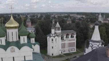 Suzdal, Rusya. Uçuş. Aziz Euthymius 'un Kurtarıcı Manastırı. Spaso-Evfimiev Manastırı 'ndaki Tanrı' nın Dönüşümü Katedrali. Çan kulesi. 4K
