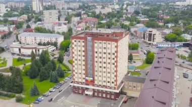 Ivanovo, Rusya. Şehir merkezinin üzerinde uçuş. İvanovo 'nun yönetimi ve şehrin arması. 4K