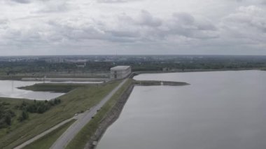 Rybinsk, Rusya. Rybinsk hidroelektrik santralinin hava görüntüsü. 4K