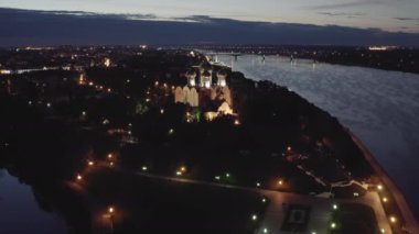 Yaroslavl, Rusya. Kutsal Bakire Meryem 'in Varsayımı Katedrali (Varsayım Katedrali). Gün batımından sonra şehir ışıkları, alacakaranlık. 4K
