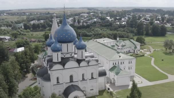 Suzdal, Ρωσία. Πτήση. Ο καθεδρικός ναός της Γέννησης της Θεοτόκου στο Suzdal - Ορθόδοξη εκκλησία στο έδαφος του Suzdal Κρεμλίνου. 4K — Αρχείο Βίντεο