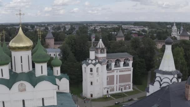 Суздаль, Россия. Полет. Спасо-Евфимиевский монастырь. Собор Преображения Господня в Спасо-Евфимиевском монастыре. Белфри. 4K — стоковое видео