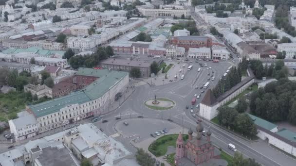 Russia, Yaroslavl. The monument to the founder of Yaroslavl, Prince Yaroslav the Wise, is located on the Epiphany Square in the center of Yaroslavl. 4K — Stock Video