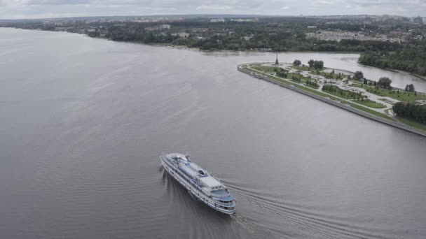 Rússia, Yaroslavl. O navio de cruzeiro Pavel Bozhev passa ao longo do rio Volga ao longo do parque em Strelka (Spit). 4K — Vídeo de Stock