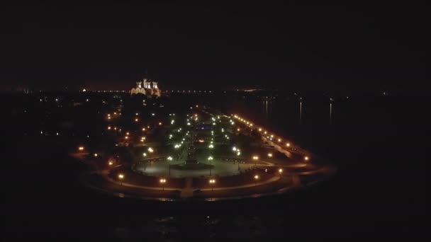 Yaroslavl, Rusko. Strelka (Spit), Kotorosl teče do řeky Volha. Světla v noci. 4K — Stock video