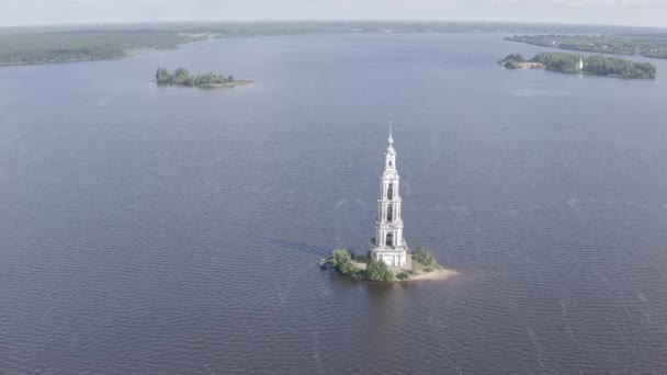 ロシアのカリザイン。カリザイン・ベルタワー。聖ニコラス大聖堂(浸水鐘楼として知られている)の鐘楼。4K — ストック動画