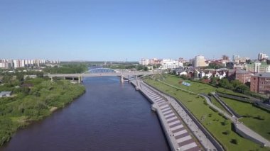 Tyumen şehri, Tura Nehri Embankment 'ı, Chelyuskintsev Otomobil Köprüsü. Rusya, Rusça metin - 432 TYUMEN. 4K